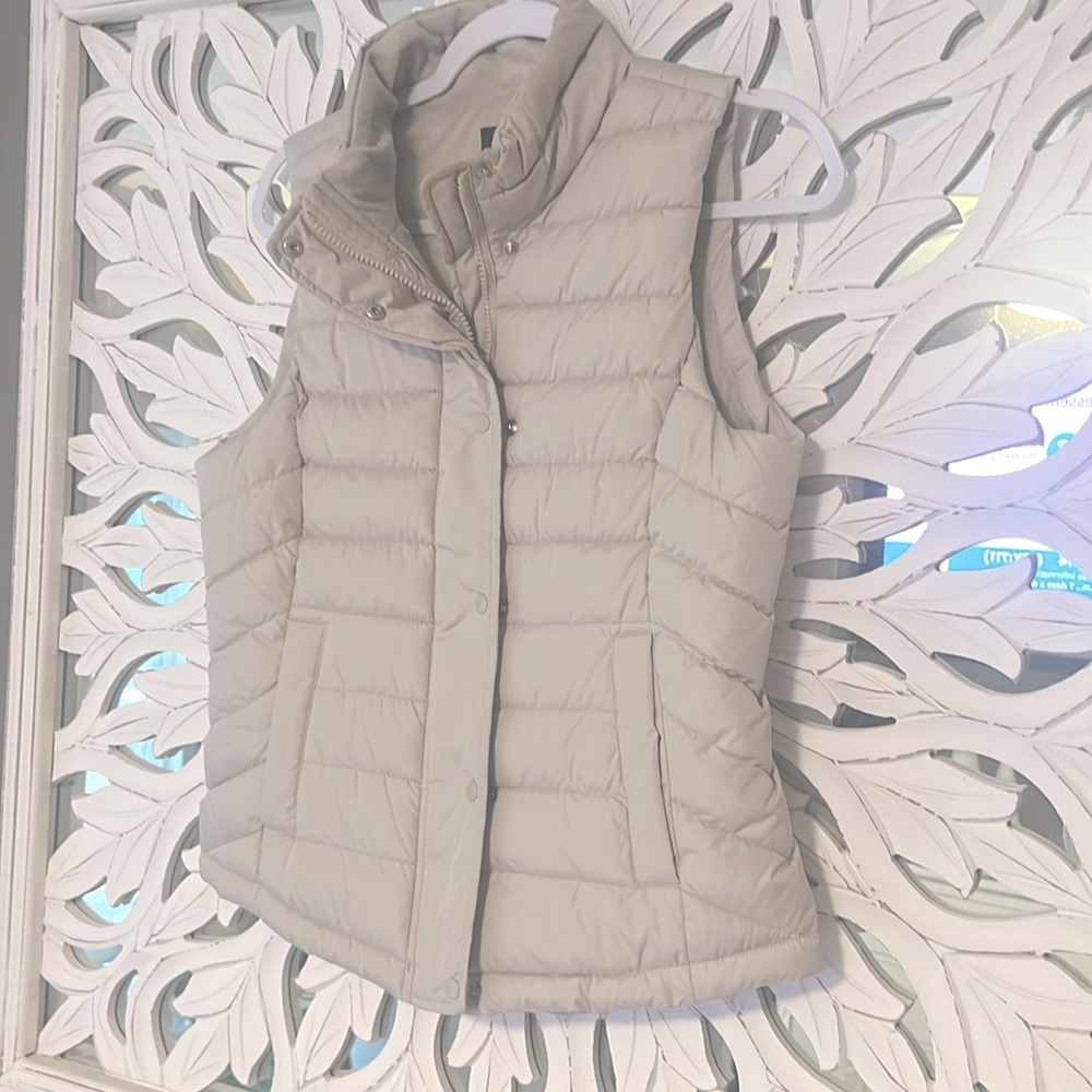 💗HP💗 👡⚪️☕️ Gap Tan Puffer Vest - Picture 3 of 3